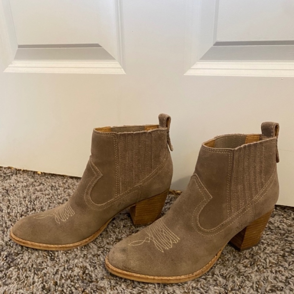 Dolce Vita Jones Booties in Size 6